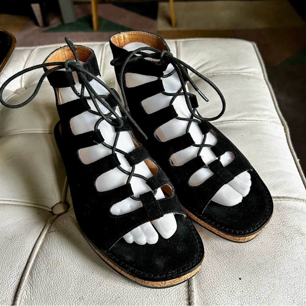 Bettye Muller sandals black leather sz 8 good condition